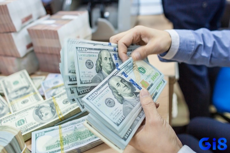 Mơ thấy cho tiền người già mang đến một điềm báo về sự kính trọng và lòng biết ơn